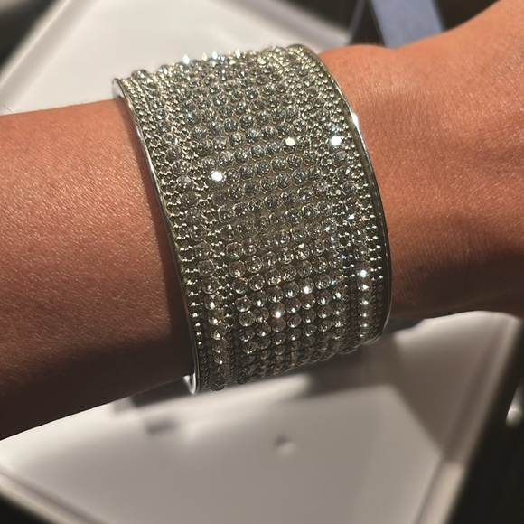 Gorgeous Authentic Signed Swarovski Diamond Cuff Size M. In box. Dazzling Cuff! - Picture 10 of 14